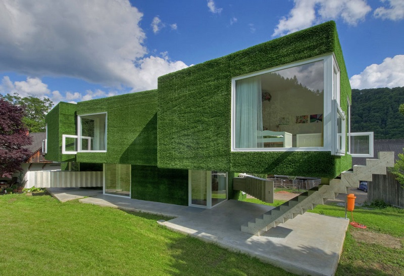 Необычный зеленый дом в Австрии, покрытый искусственной травой