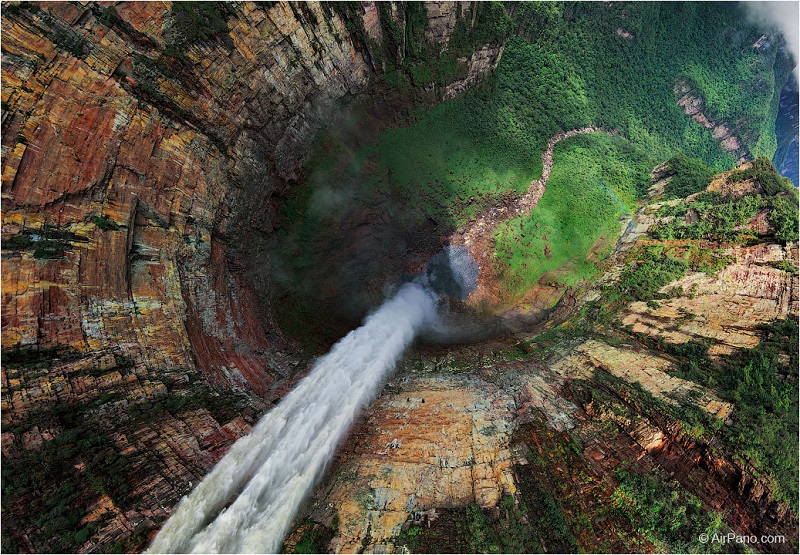 Водопад Дракон в Венесуэле, Южная Америка. Фото