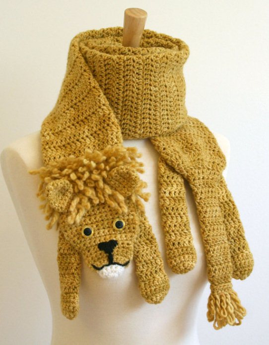 Вязаный шарф-лев. Фото