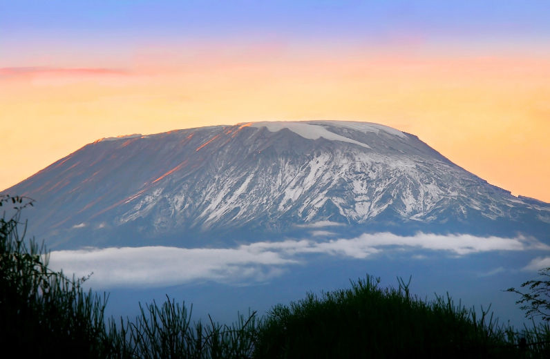 Гора Килиманджаро в лучах солнца. Африка. Фото