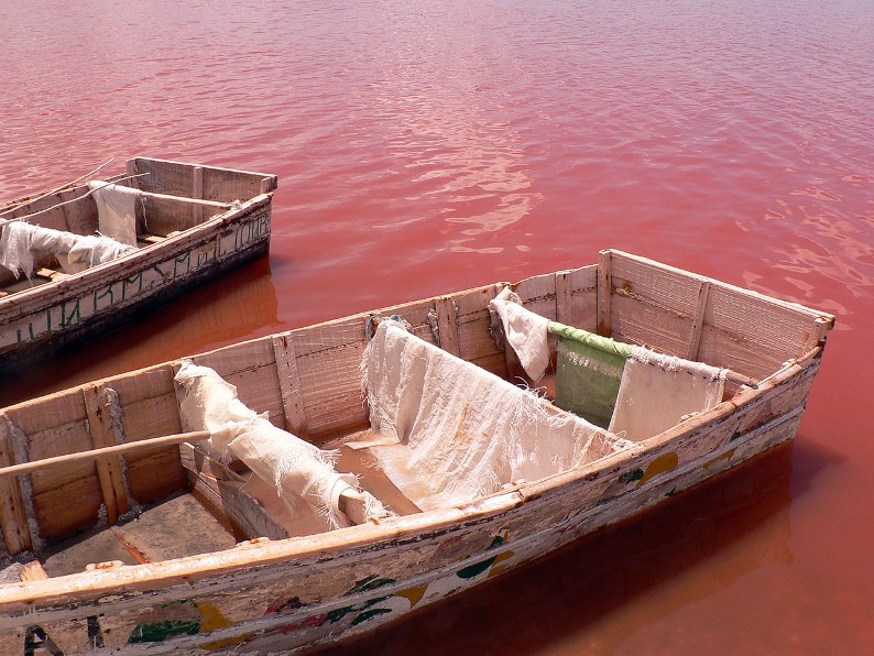 Соленое розовое озеро Ретба в Сенегале. Фото