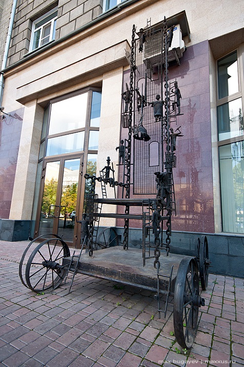 скульптура Трон в Новосибирске. Фото