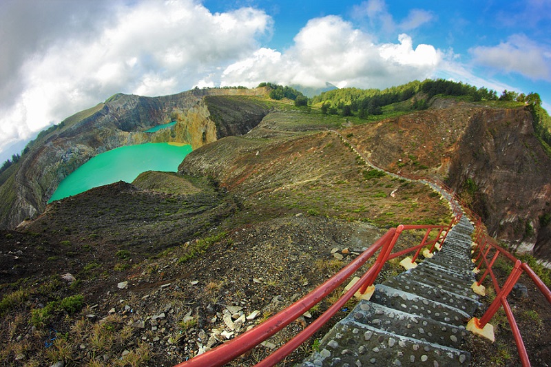 Лесенка к озерам, меняющим цвет в кратере Келимуту. Фото