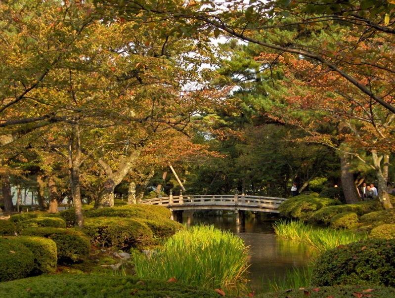 Японский осенний парк Кераку-эн. Мост через пруд. Фото