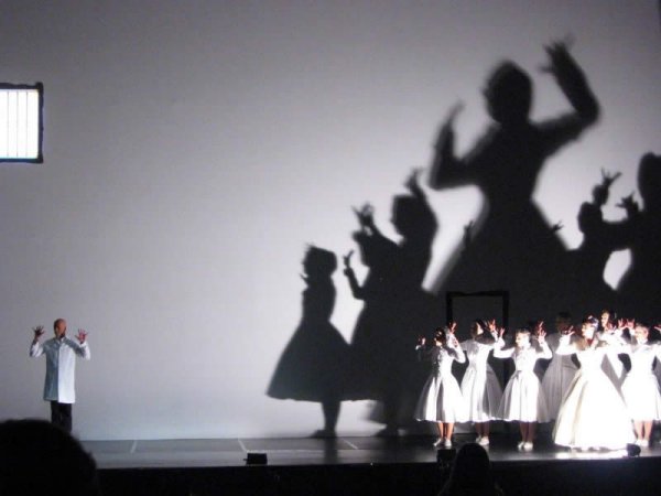 Гигантские тени в театре. Фото