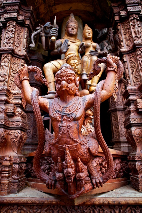 Гаруда и наги. Деревянная скульптура. Храм истины в Паттайе, Таиланд. фото