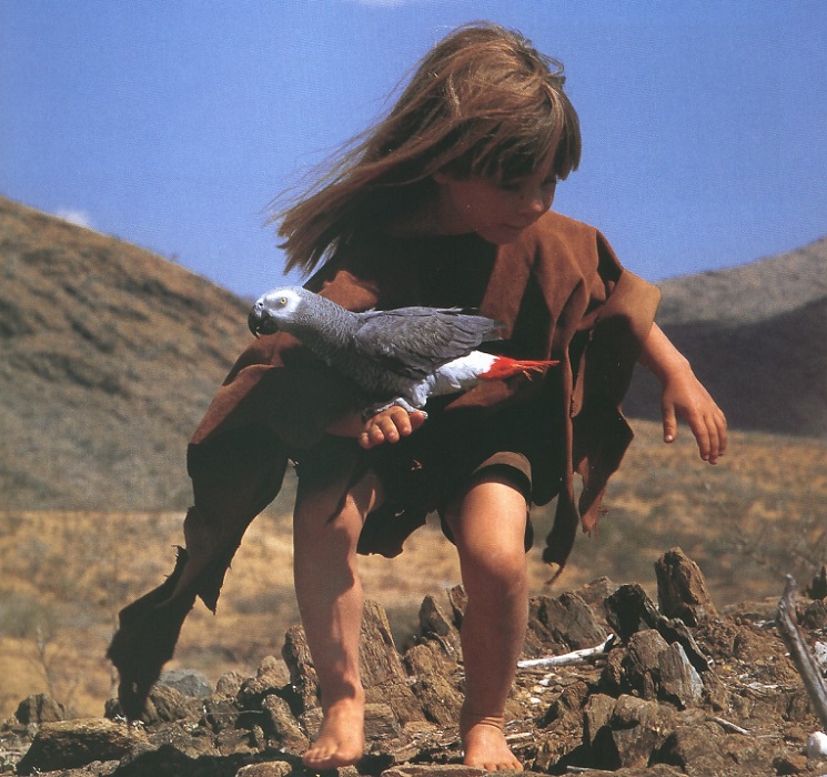 Типпи Дегре с попугаем. Девочка-Маугли в Африке. Фото