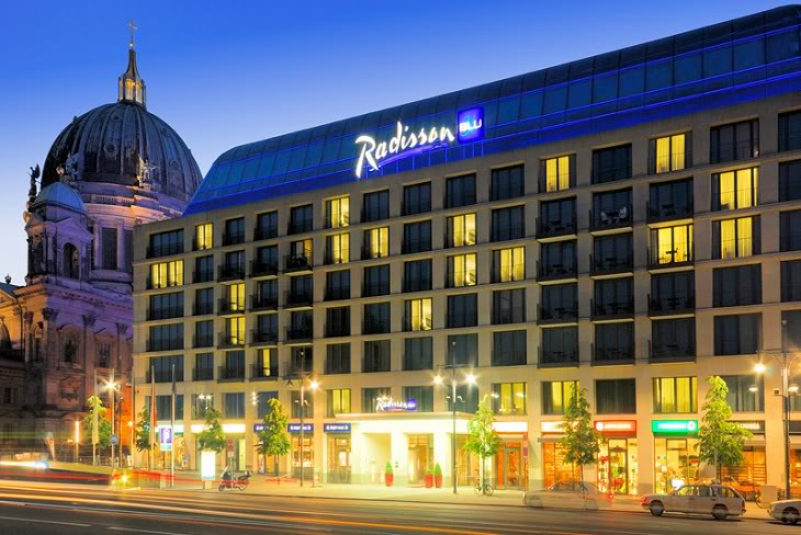 Отель Radisson Blu в Берлине. Гигантский аквариум. Фото