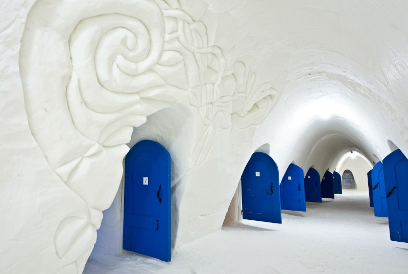 Внутри ледяного отеля в Финляндии. Фото