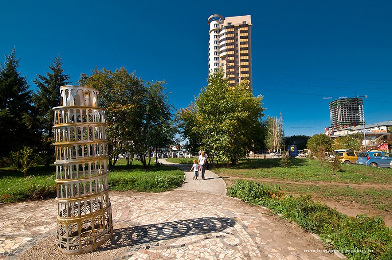 скульптура Пизанская башня в Новосибирске. Фото