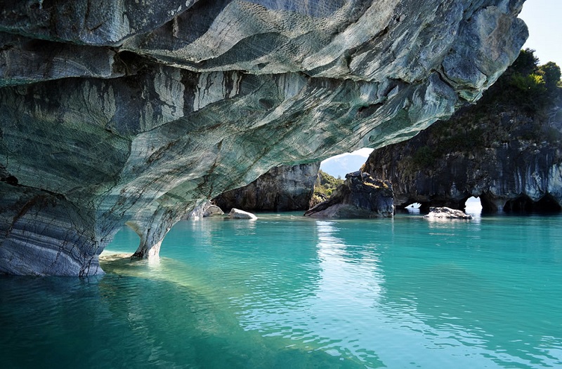 У Мраморных пещер в Чили