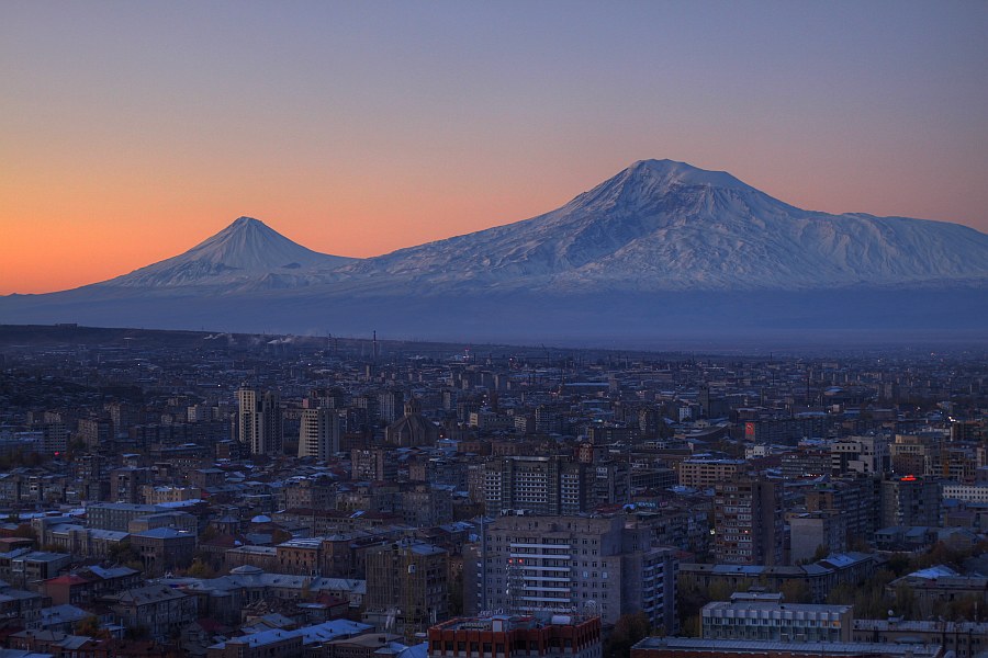 Вид на Арарат из Еревана - столицы Армении фото