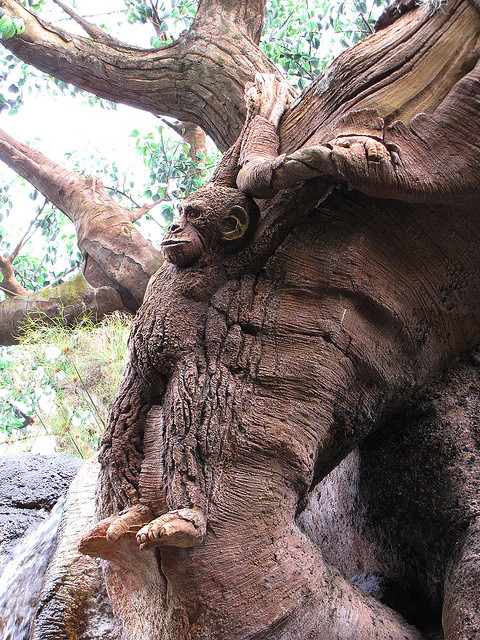Скульптура шимпанзе на Дереве Жизни в Диснейленде. Фото