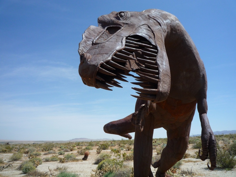 Металлический хищный динозавр в пустыне Анза Боррего. Фото
