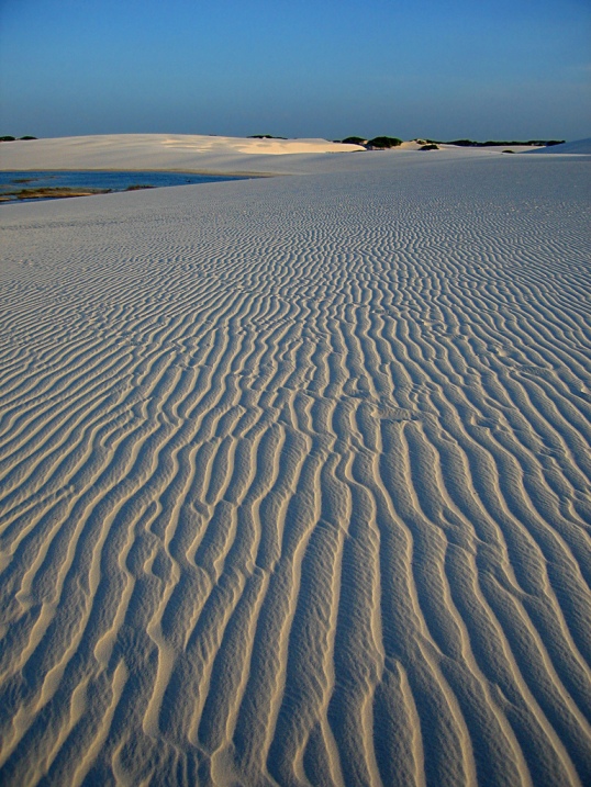 Рисунки природы на песке в национальном парке Ленсойс Мараньенсес в Бразилии. Фото