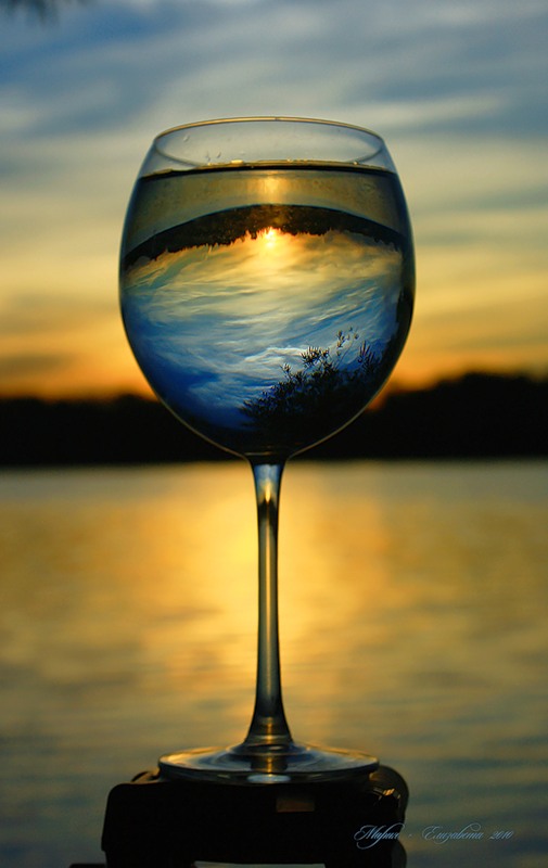 Отражение в бокале с водой. Фото 