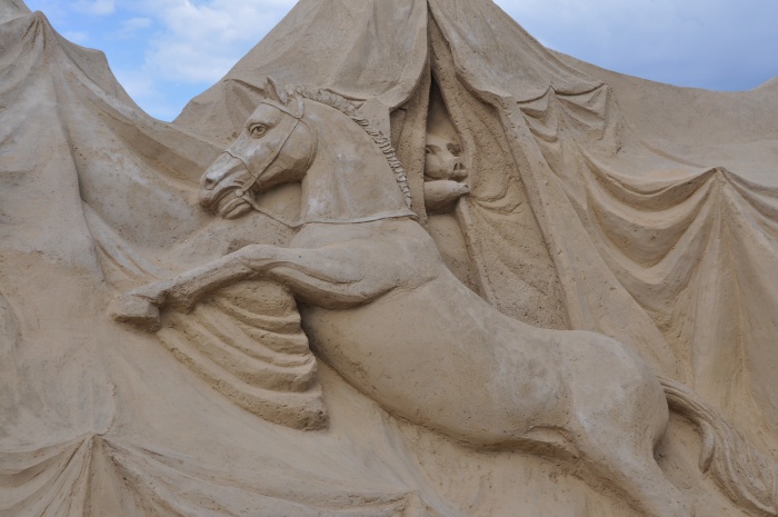 Лошадь и поросёнок. скульптура из песка, Лаппеенранта, Финляндия. фото 