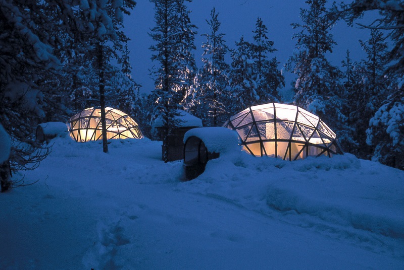 Стеклянные домики в деревне Какслауттанен. Финляндия. Фото
