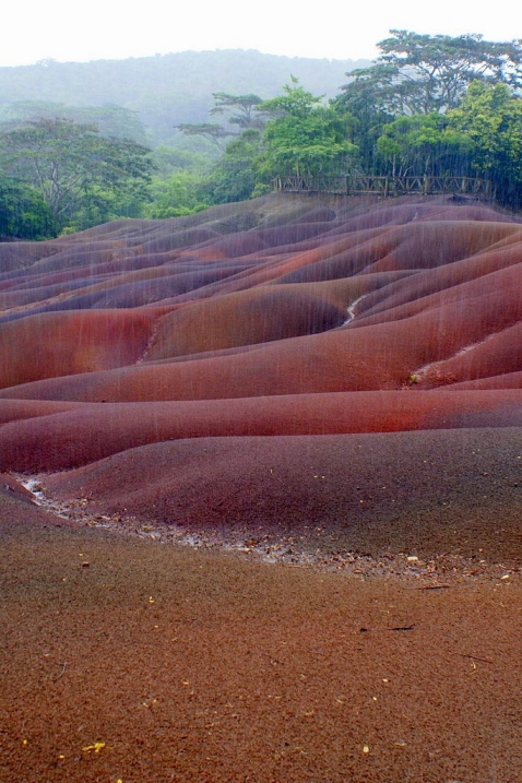 Цветной песок в селе Шамарель (Маврикий). Фото
