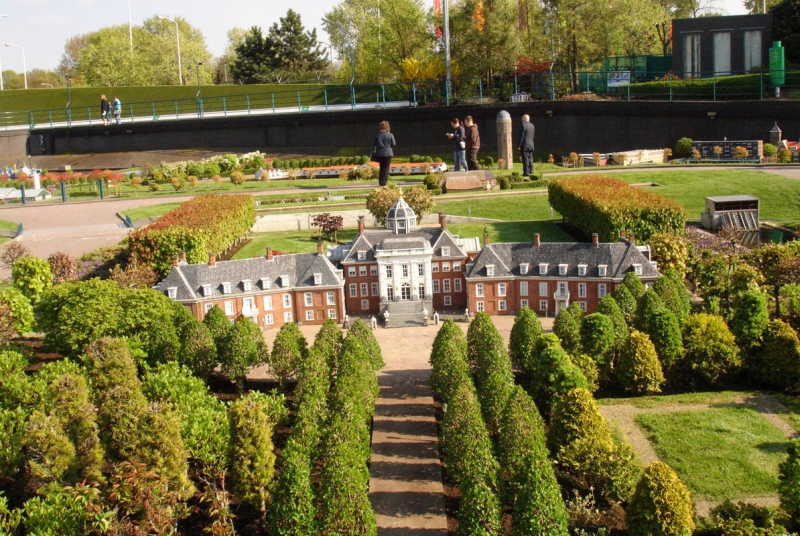 Миниатюра королевского дворца в Гааге. Парк Мадюродам. Фото