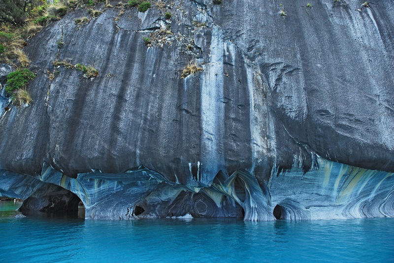 Виды снаружи Мраморных пещер в Чили
