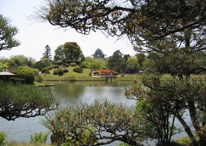 Японский парк Кераку-эн осенью. Большой пруд. Фото