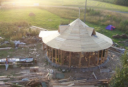 Строительство экодома из соломы в Беларучах. Фото