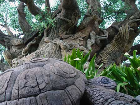 Черепаха на фоне Дерева Жизни. Фото