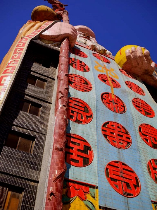 Необычный отель в виде трех китайских богов удачи. Фото
