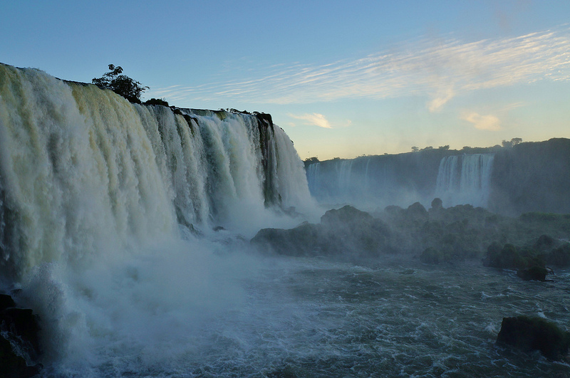 Водопады Игуасу на рассвете. Аргентина, Бразилия. Фото