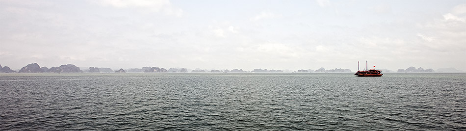 Панорама бухты Халонг в тумане. Фото