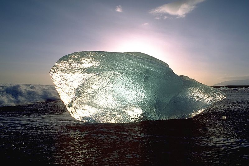Глыба льда на побережье озера Ёкюльсаурлоун. Фото