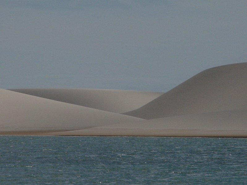 Белые барханы и вода пустыни Ленсойс Мараньенсес в Бразилии. Фото