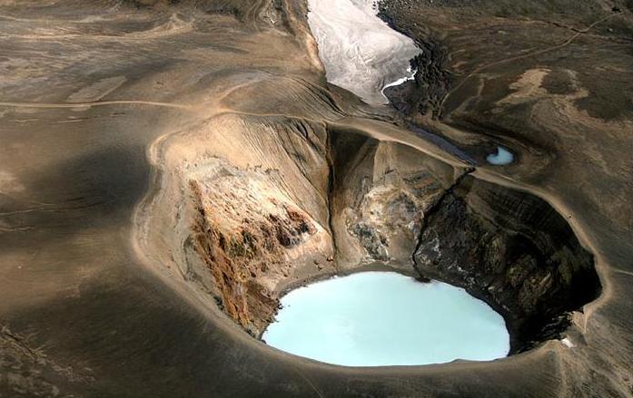Озеро в кратере вулкана в Исландии. Фото