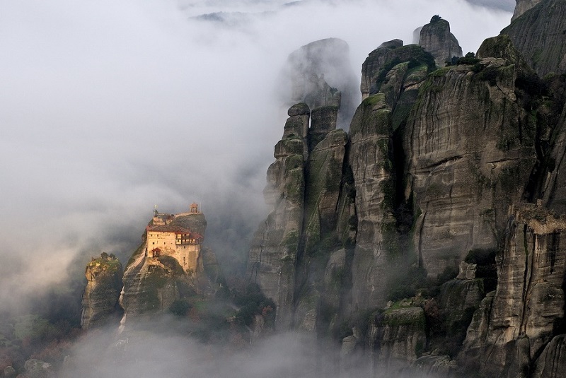 Монастырь парящий в воздухе. Греция. Фото