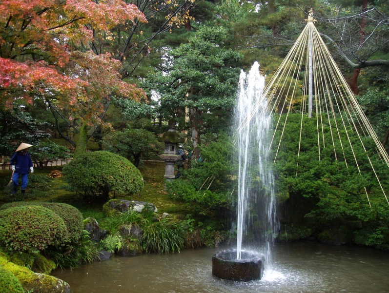 Японский осенний парк Кераку-эн. Фонтан. Фото