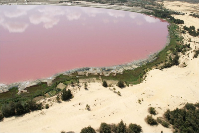 Соленое розовое озеро Ретба в Сенегале. Фото