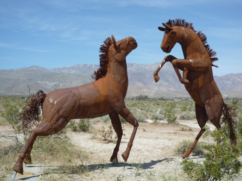 Металлические скульптуры диких лошадей в пустыне Анза Боррего. Фото