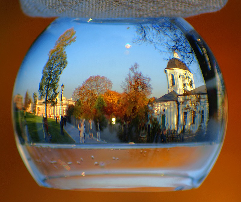 Отражение в емкости с водой. Фото 
