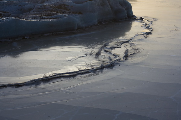 Движение ледника Ватнайёкюдль. Фото