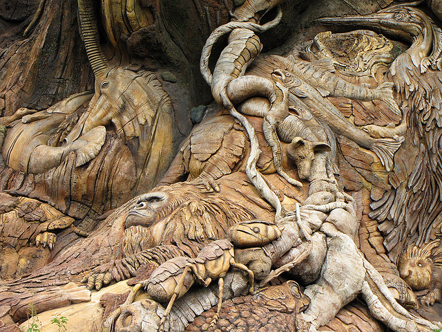 Скульптуры животных на Дереве Жизни. Фото