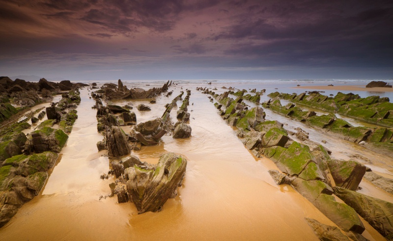 Необычные геологические образования на побережье Бискайского залива. Испания. Фото