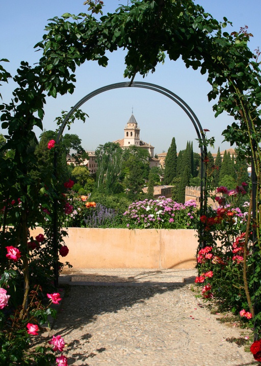 Прекрасные сады Хенералифе в Гранаде. Испания. Фото