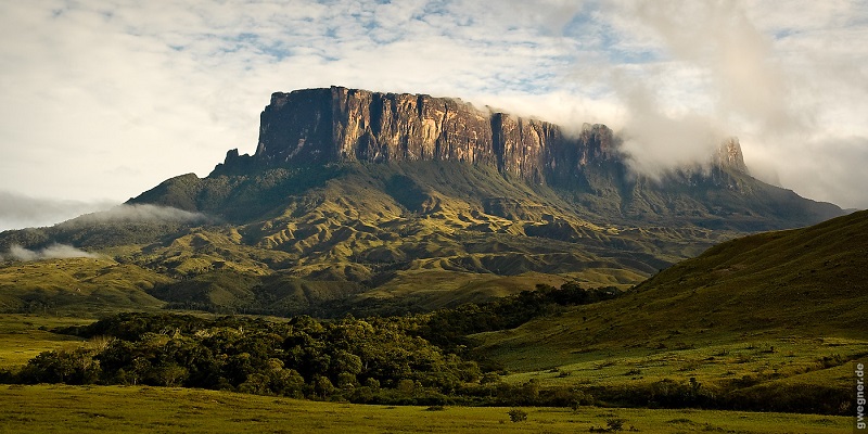 Столовая гора (тепуи) Кукенан в Венесуэле. Фото