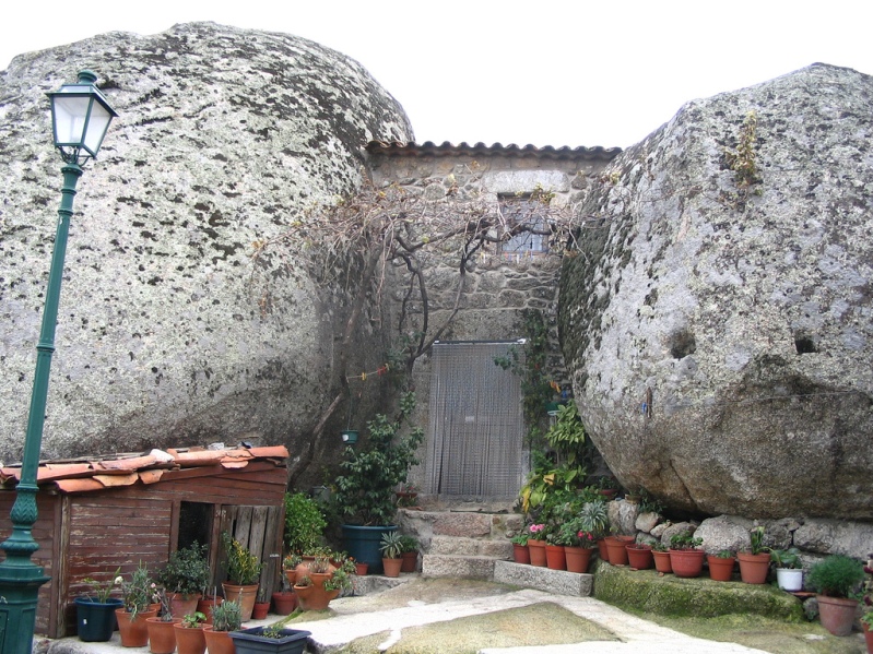 Дом между двумя валунами в Монсанто. Португалия. Фото