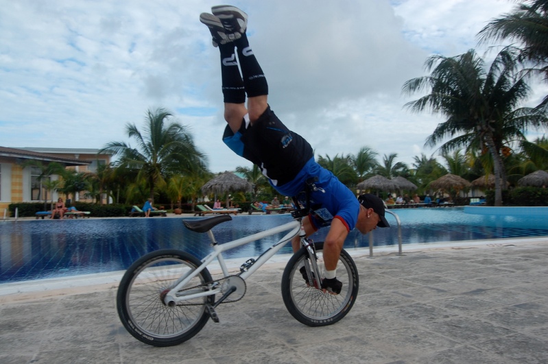 Экстремальные трюки с велосипедом. Фото