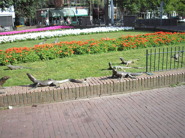 Скульптуры ящерицам в Амстердаме. Фото