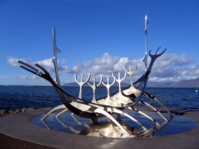 Скульптура Рейкьявика на побережье. Фото