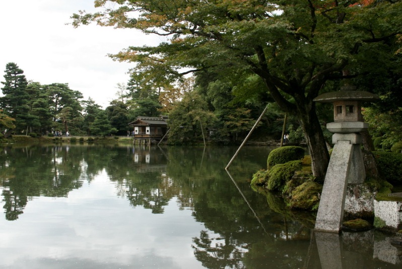 Японский парк Кераку-эн. Чайный дом на пруду. Фото