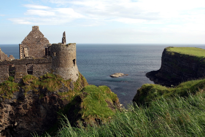 Руины замка в графстве Антрим на побережье Северной Ирландии. Фото
